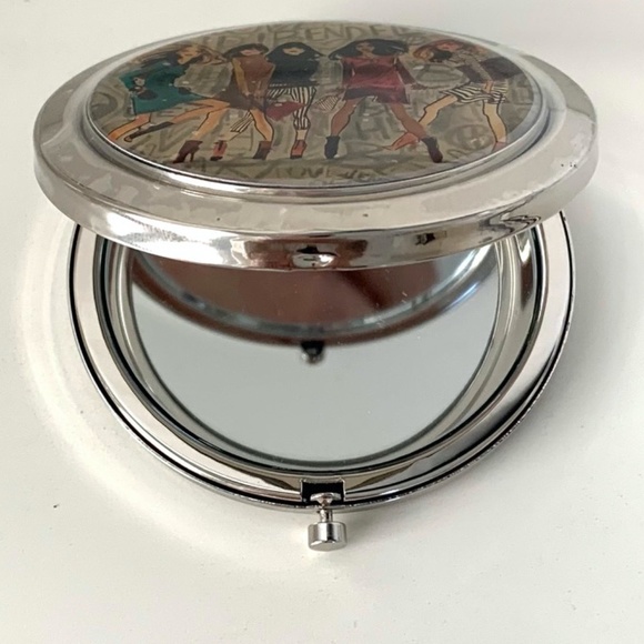 Henri Bendel Compact Mirror With Bag Graffiti Girls - NWT - Picture 4 of 7